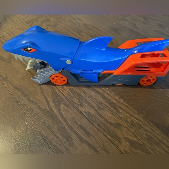 Hot Wheels GVG36 Shark Chomp Transporter Playset -Eats Cars! - Picture 4 of 13